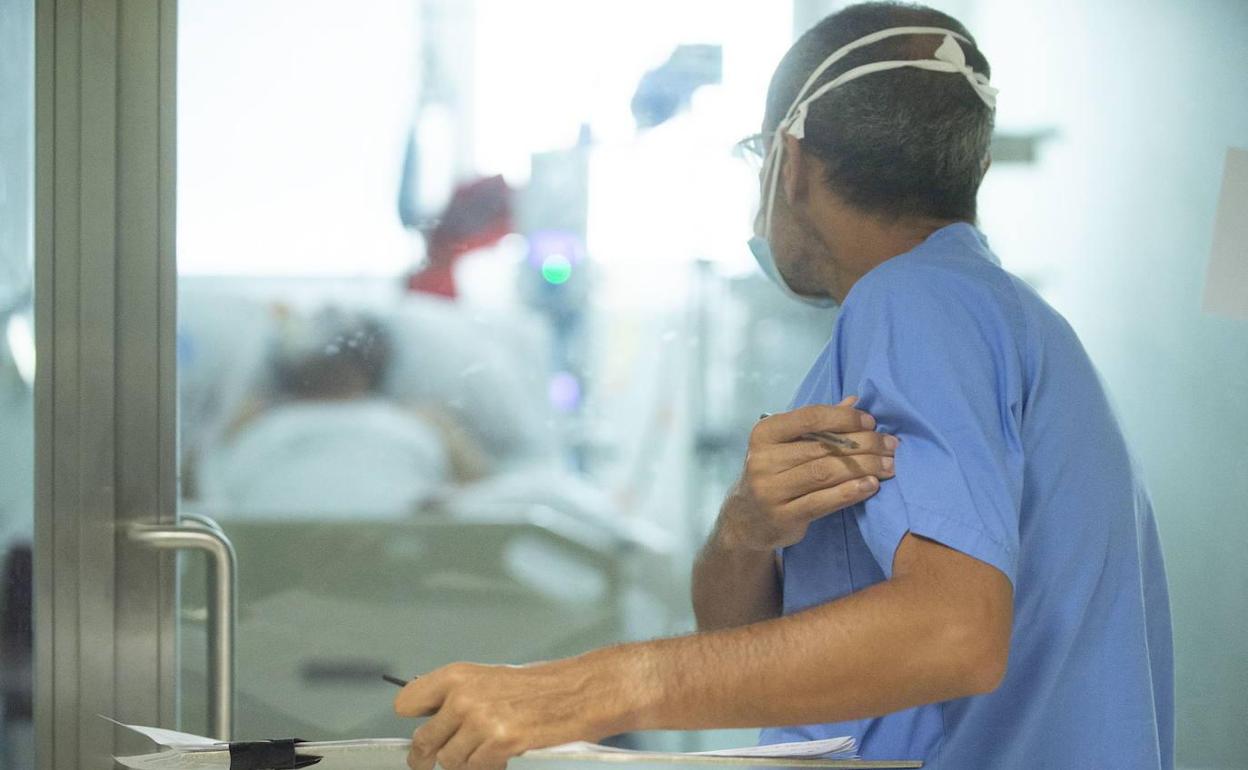 Un sanitario observa a un hospitalizado en el Reina Sofía, en una imagen de archivo.