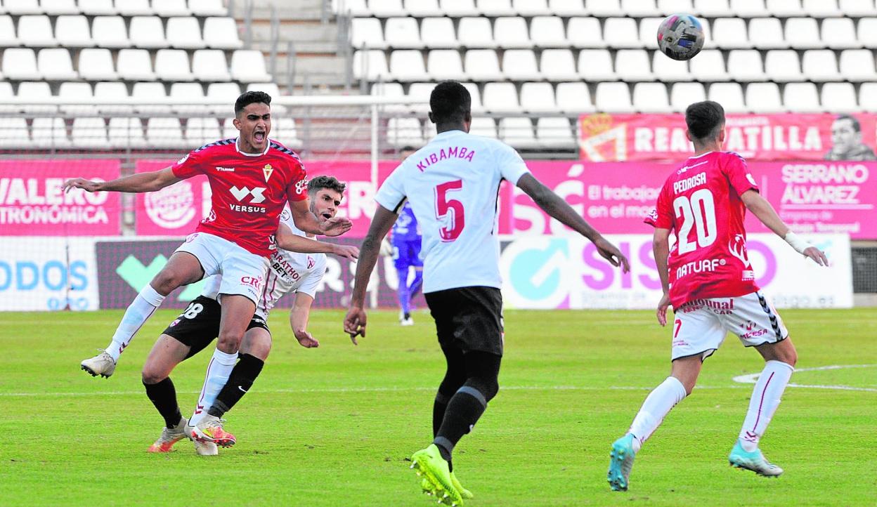 Youness y Pedrosa pelean con dos jugadores del Sevilla Atlético en el duelo del pasado domingo. 