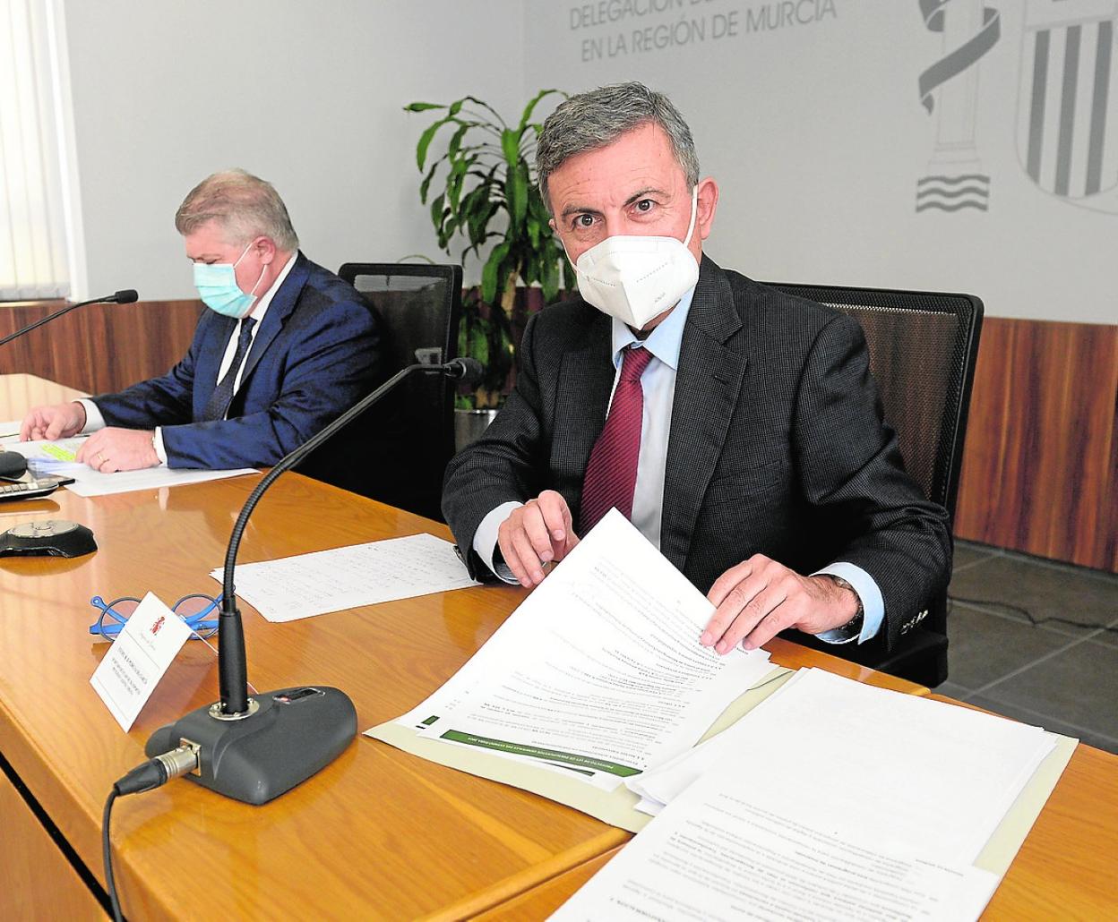 José Vélez y Pedro Saura, ayer en la Delegación del Gobierno. 