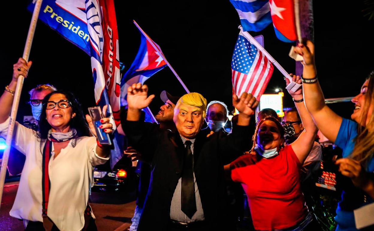 Un grupo de hispanos, seguidores de Trump, celebran el resultado. 