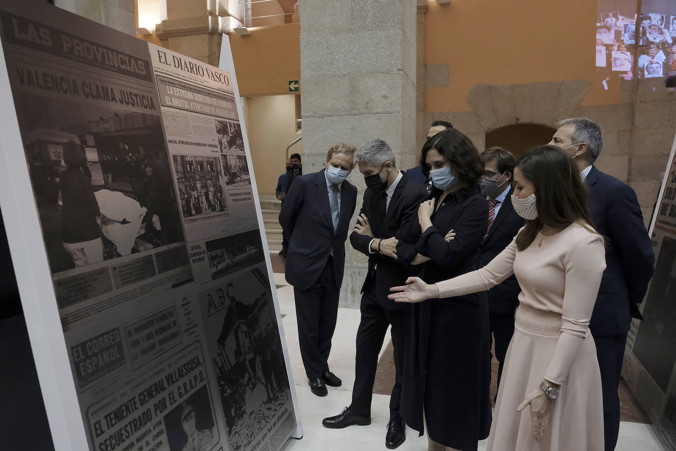 La comisaria de la muestra, María Jiménez, junto al presidente de Vocento, Ignacio Ybarra Aznar; el ministro del Interior, Fernando Grande-Marlaska; la presidenta de la Comunidad de Madrid, Isabel Díaz Ayuso, y su consejero de Justicia, Enrique López.