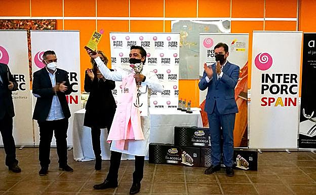 El sevillano Diego Ferreras gana el IV Concurso Internacional de Cortadores de Jamón. 