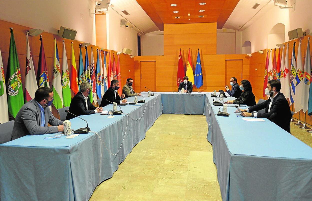 Representantes de los empresarios –izquierda– y del Gobierno regional, en la reunión de ayer. 