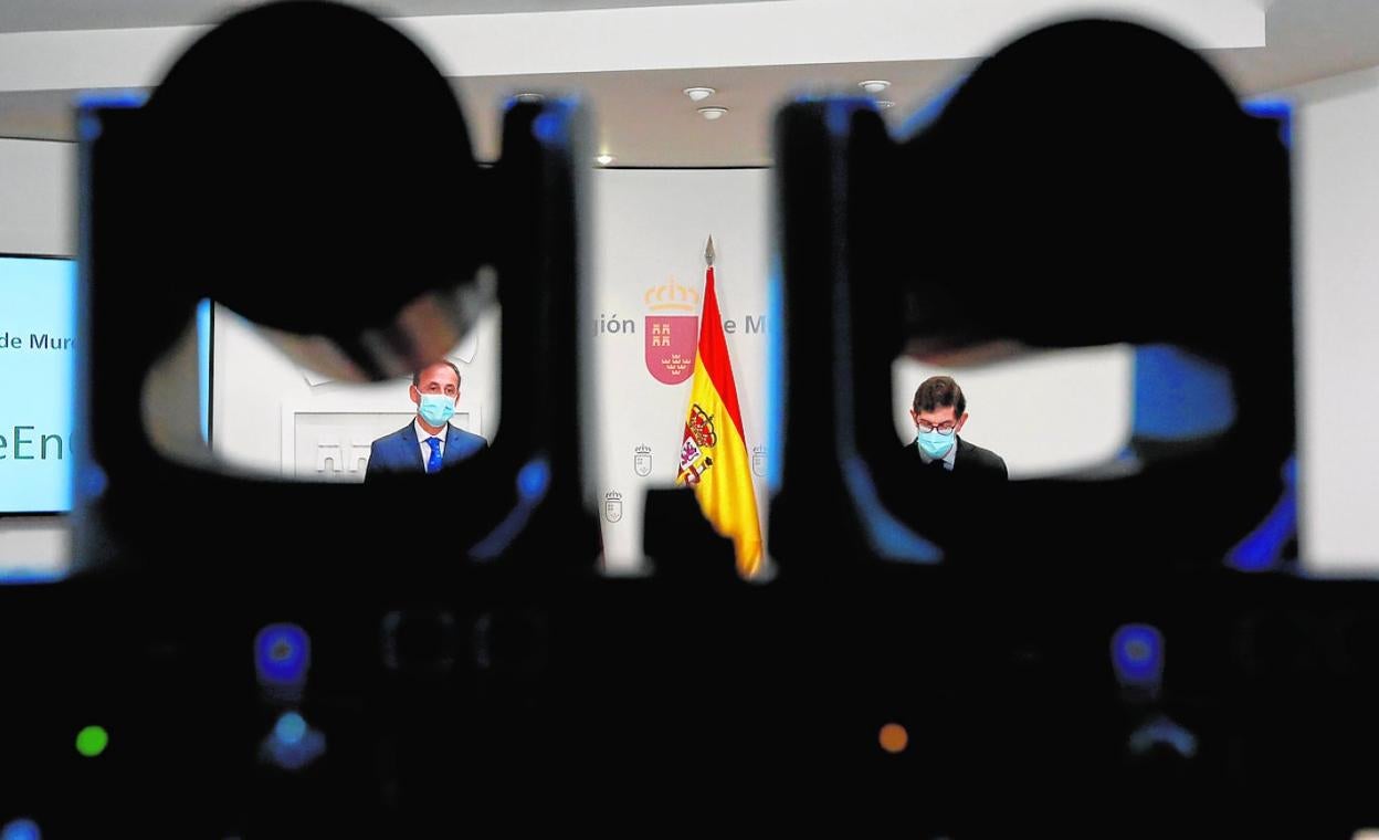 Los consejeros Javier Celdrán y Manuel Villegas, durante la rueda de prensa.