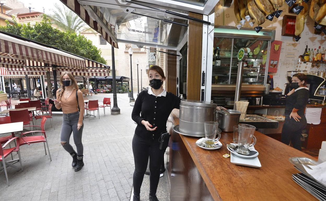 Una camarera de un bar de Murcia, este miércoles, durante el servicio de comidas.