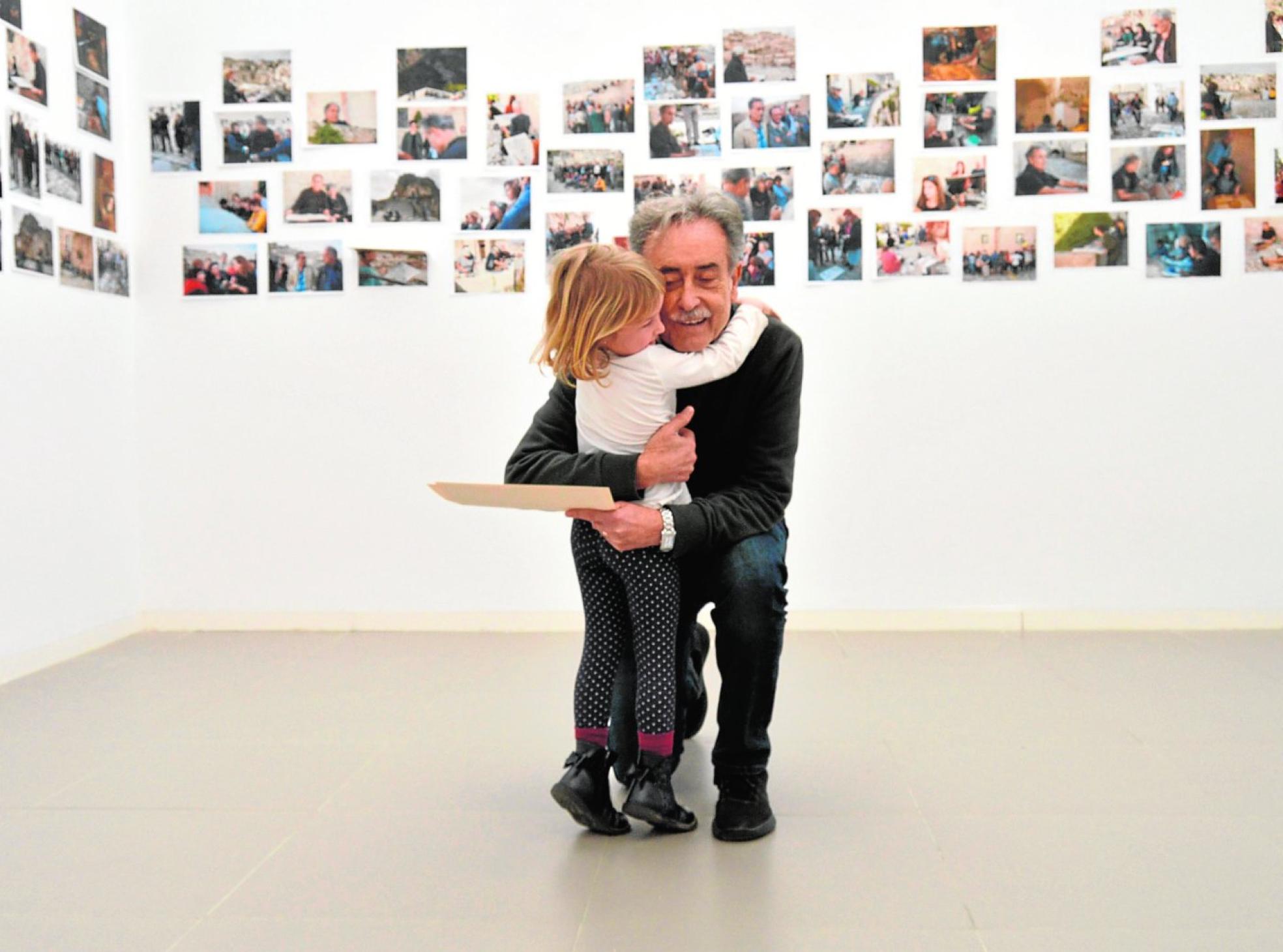 Una niña abraza al pintor Pedro Cano tras participar en una de las actividades organizadas por la Fundación, el pasado enero.