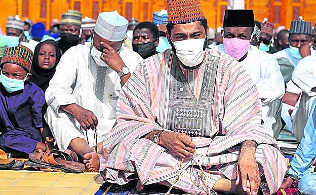 Rezo de una oración en una mezquita de Abuja, la capital nigeriana. 