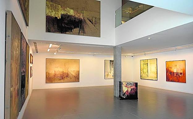 Varios de los óleos del artista que se pueden ver en la primera planta del edificio. 