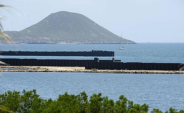 Obras inacabadas de Puerto Mayor, en La Manga. Al fondo, Isla Grosa.