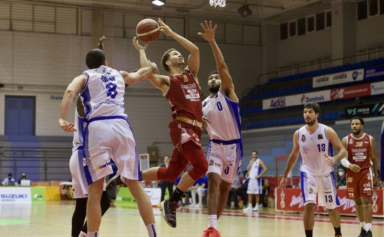 El Real Murcia Baloncesto durante un partido en una imagen de archivo. 