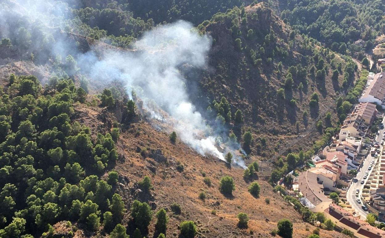 Imagen aérea del incendio declarado este lunes en el Monte Miravete de Torreagüera.