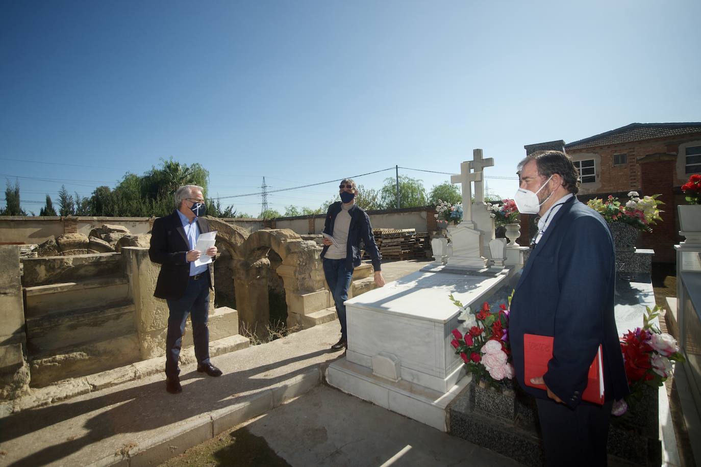 Presentación de la guía 'Otros murcianos. Huella de la europeización' en el cementerio Nuetro Padre Jesus de Murcia. 