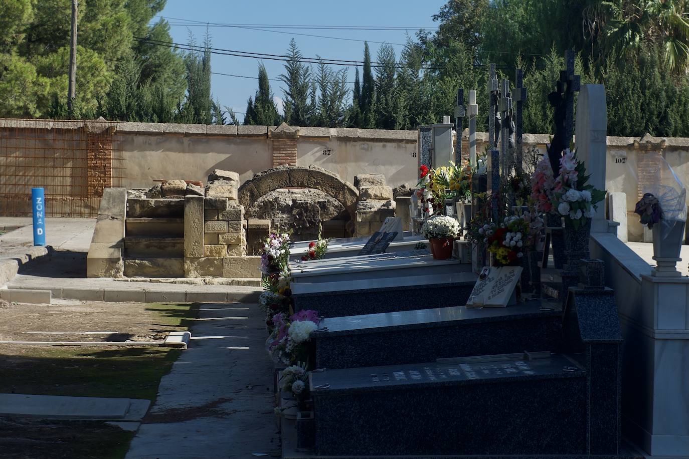 Fotos: Presentación de la guia &#039;Otros murcianos. Huella de la europeizacion&#039; en el cementerio Nuetro Padre Jesus de Murcia