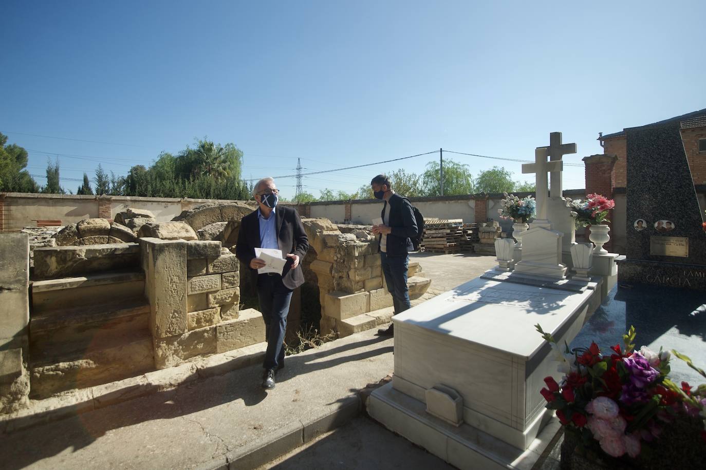 Fotos: Presentación de la guia &#039;Otros murcianos. Huella de la europeizacion&#039; en el cementerio Nuetro Padre Jesus de Murcia