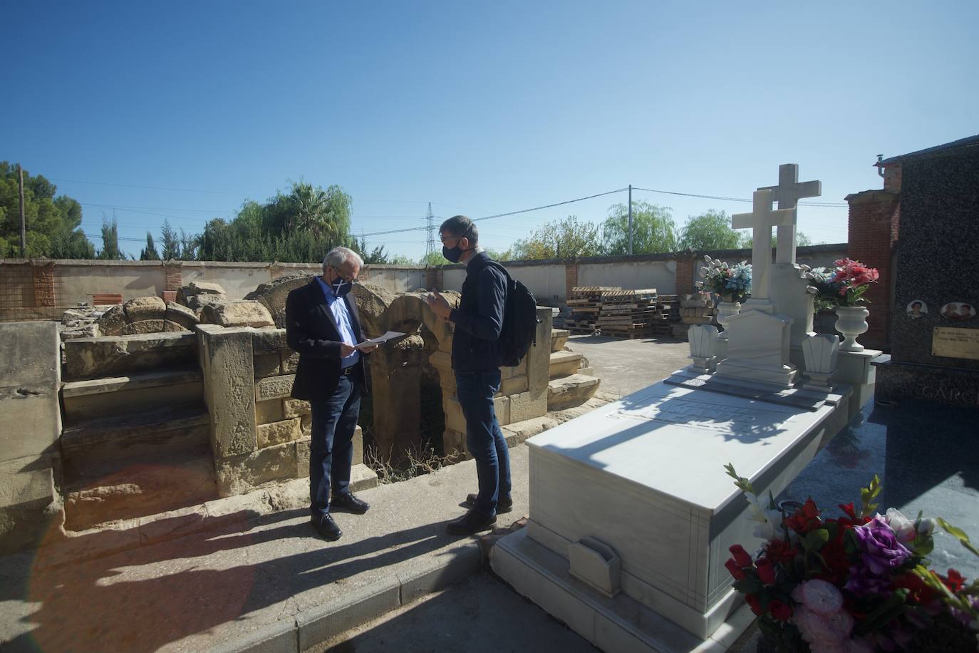 Fotos: Presentación de la guia &#039;Otros murcianos. Huella de la europeizacion&#039; en el cementerio Nuetro Padre Jesus de Murcia