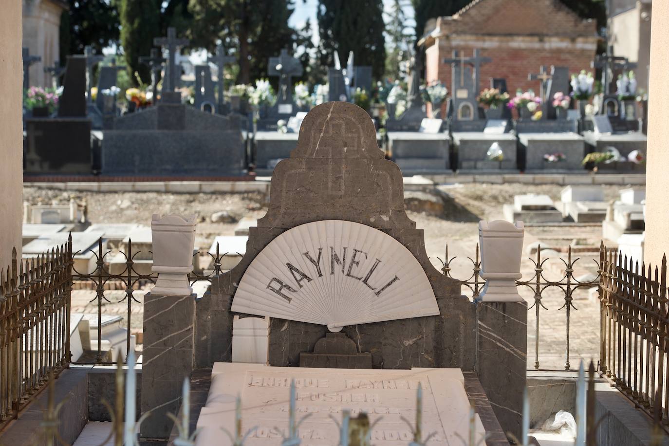 Fotos: Presentación de la guia &#039;Otros murcianos. Huella de la europeizacion&#039; en el cementerio Nuetro Padre Jesus de Murcia