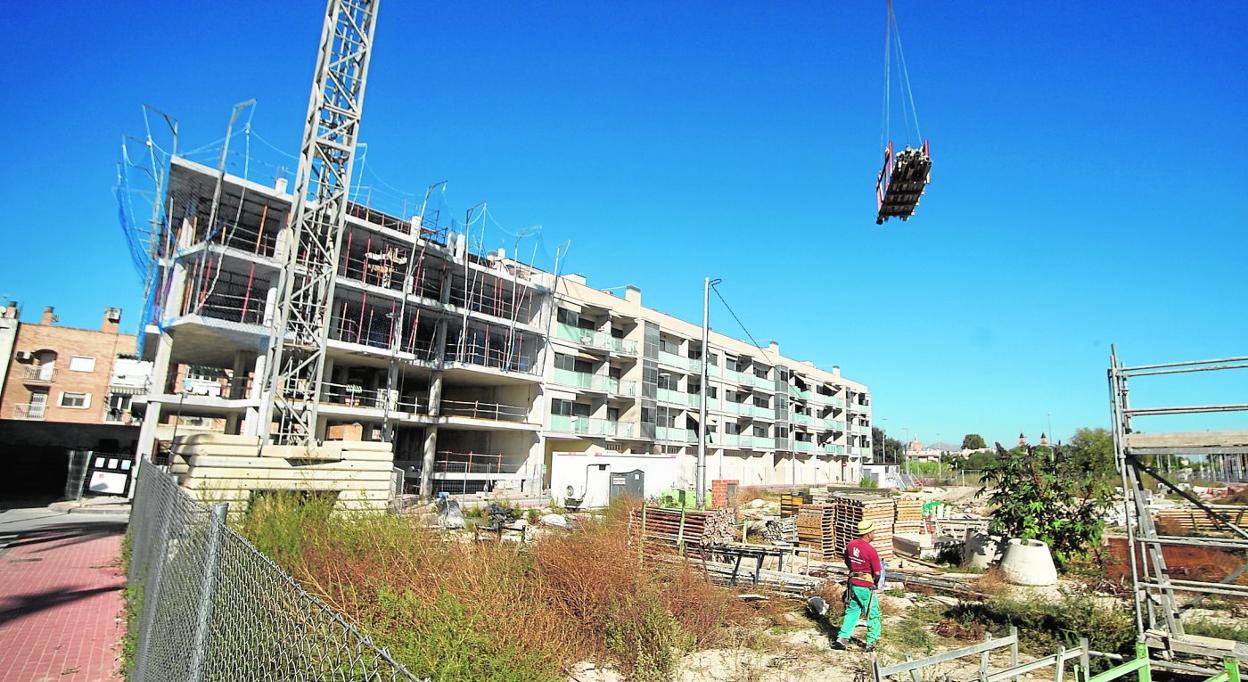 La grúa, ayer, en uno de los edificios que se construyen en la avenida de Valencia, cerca de Zarandona. 