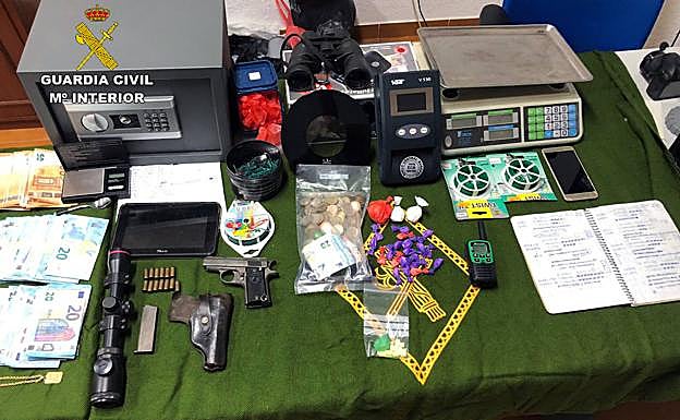 El arma, dosis de droga y otros enseres incautados en el registro.