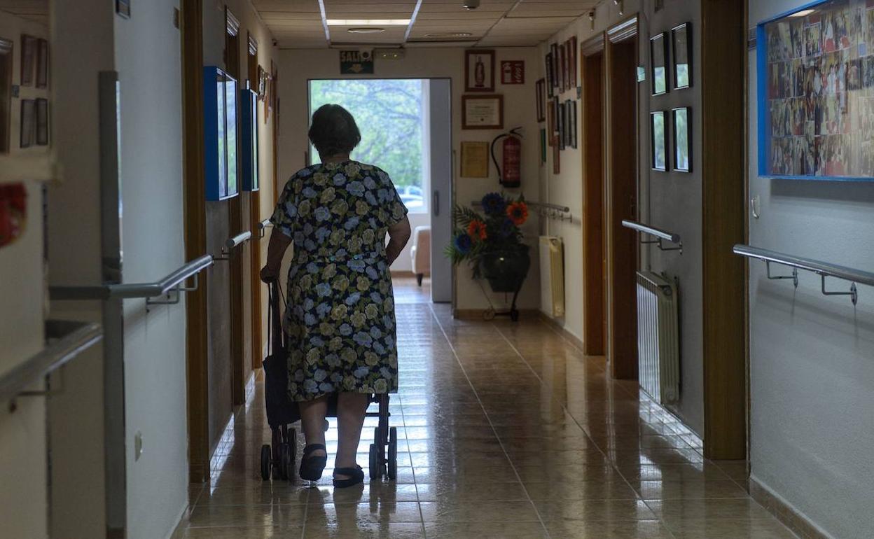 Una mujer pasea por el interior de una residencia de Murcia, en una imagen de archivo.