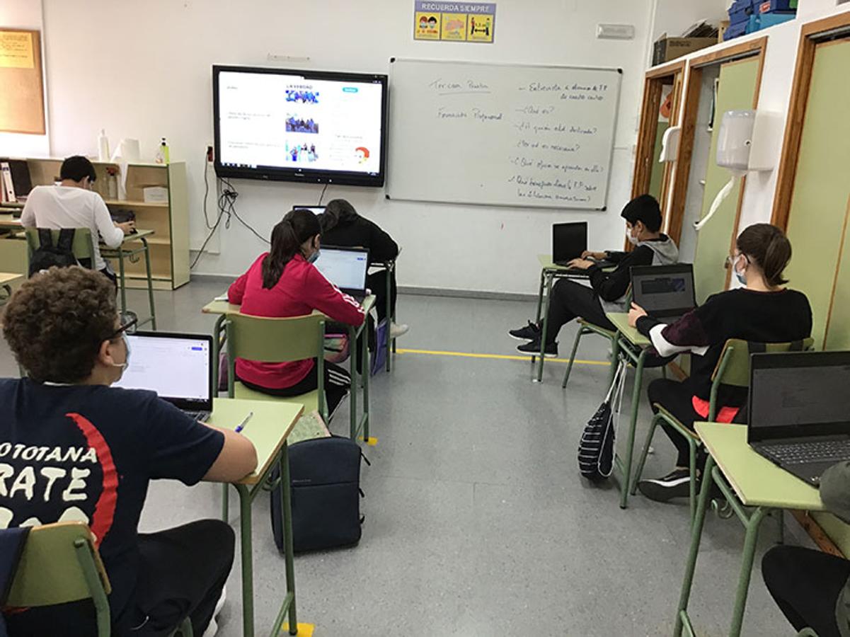 Alumnos del IES Juan de la Cierva y Codorníu (Totana)