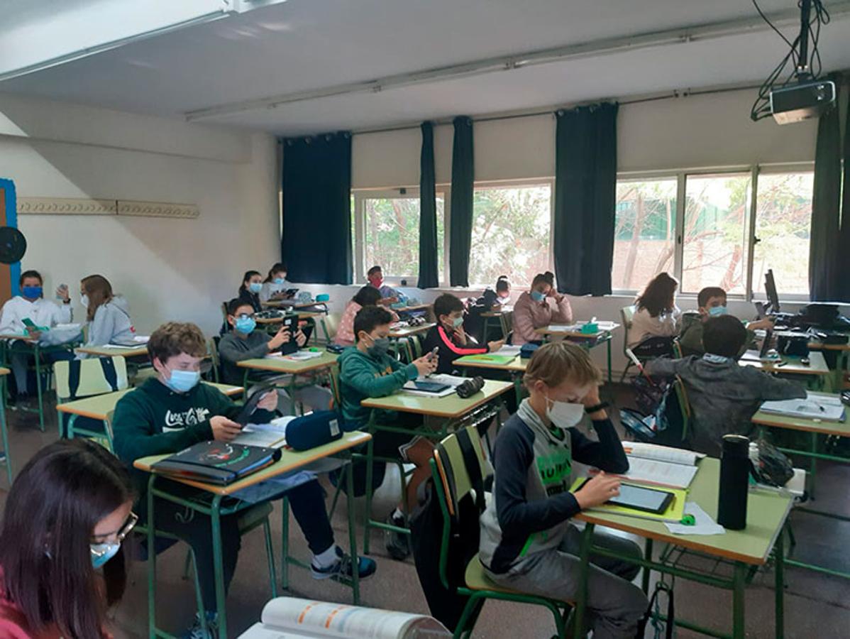 Alumnos de IES La Flota de Murcia asisten a las charlas de Mi Periódico Digital mediante tablets
