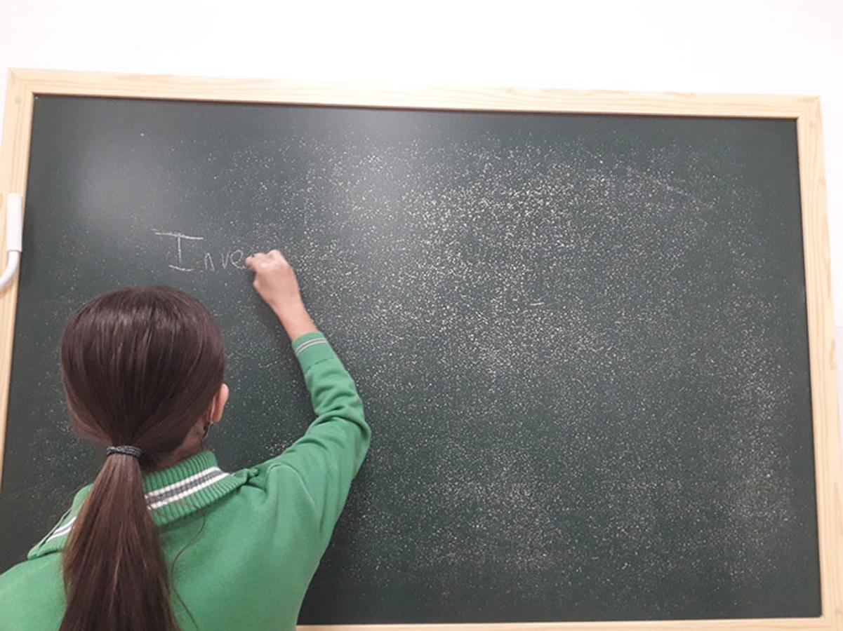 Un miembro de Los Pregoneros, del colegio San Pedro Apóstol de San Pedro del Pinatar