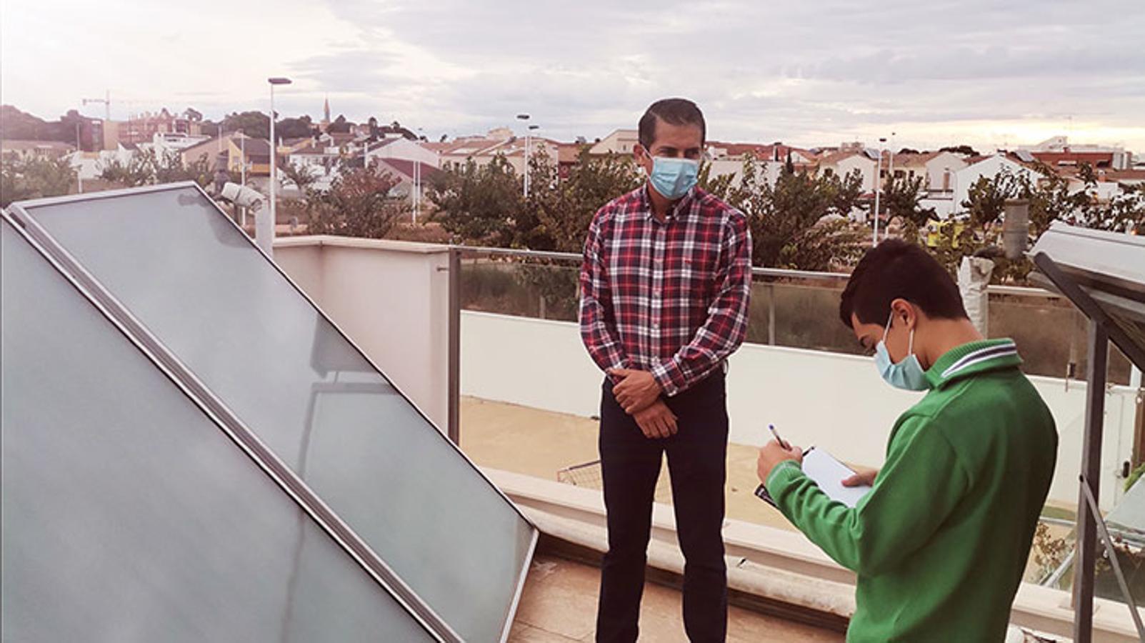 Un miembro de Los Pregoneros, del colegio San Pedro Apóstol de San Pedro del Pinatar, durante una entrevista
