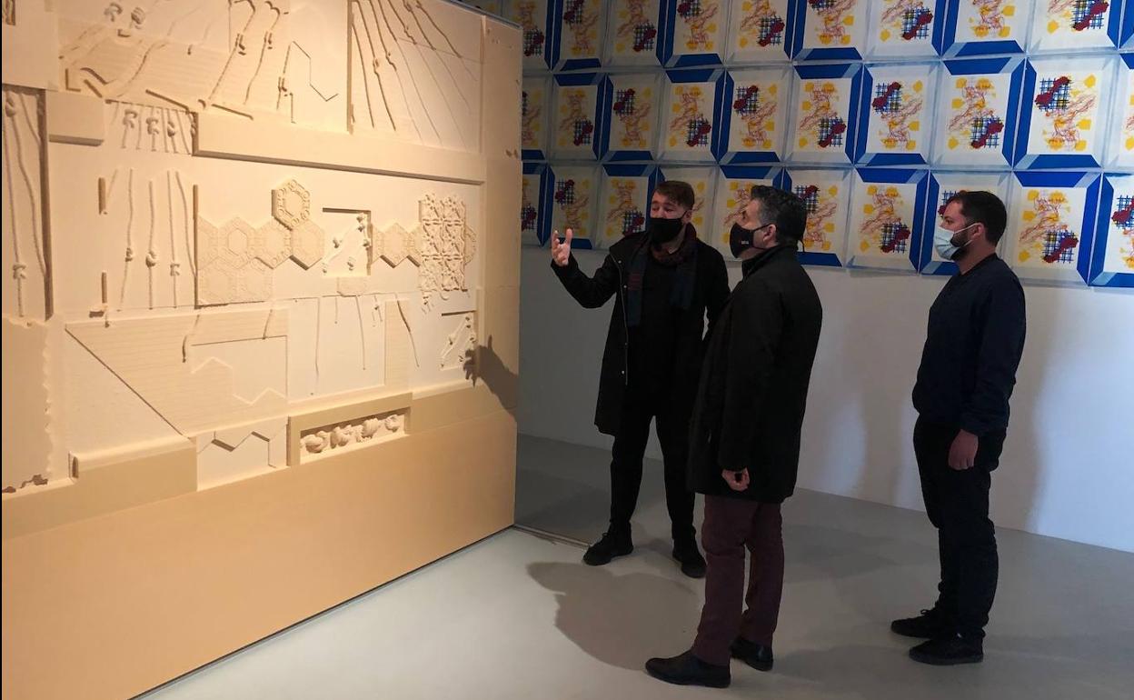 El director general del ICA visita la muestra 'Shadow Writing' de Lorenzo Sandoval