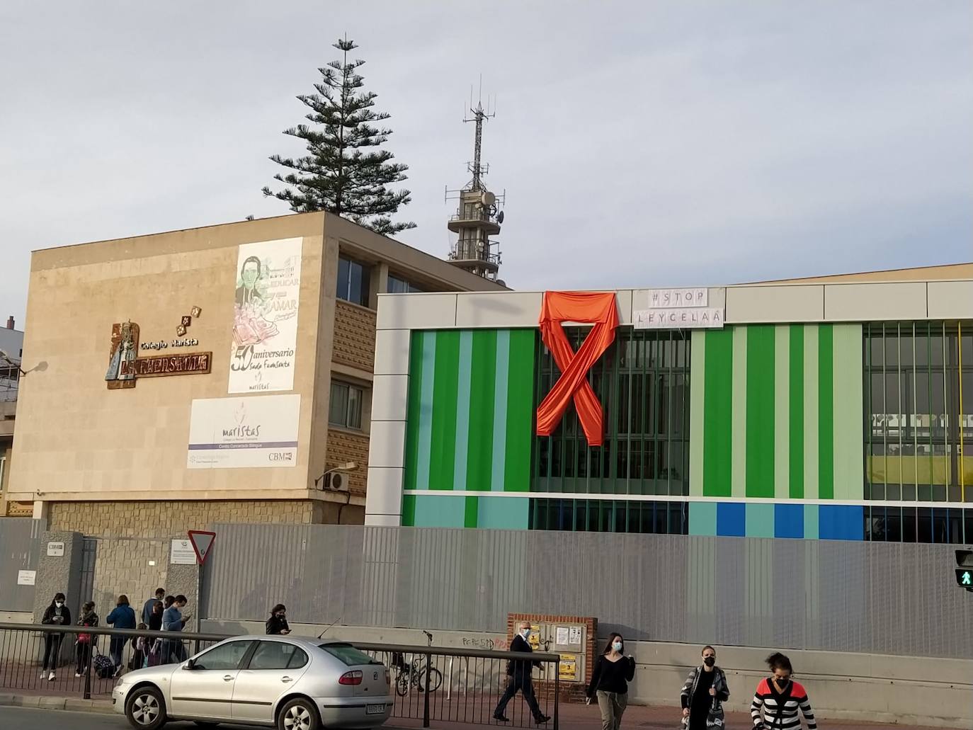 Lazo naranja en la fachada del colegio Maristas La Fuensanta, en Murcia, este jueves.