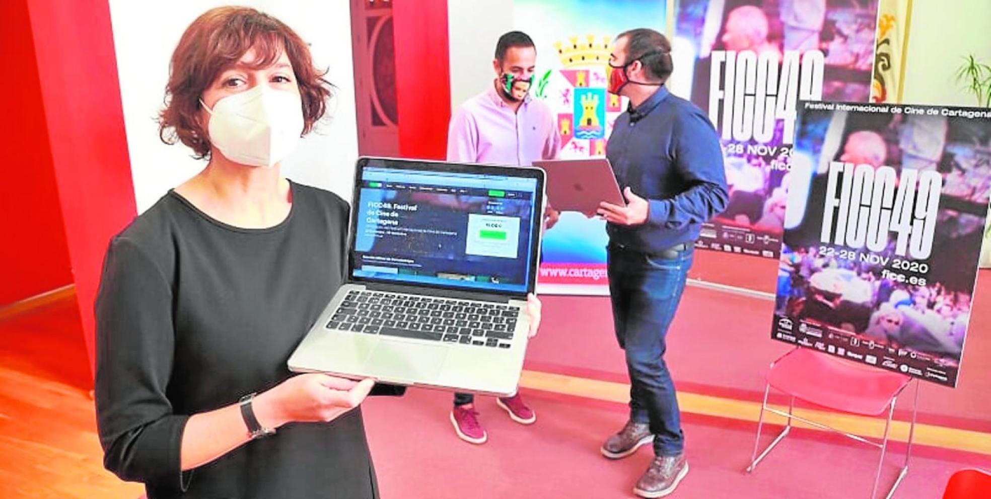 Esther Baeza, directora del festival, en la presentación de la 49 edición. Al fondo, el edil David Martínez Noguera e Ignacio Ros. 