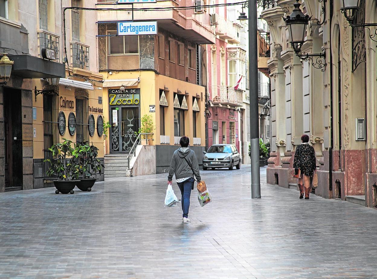 Dos mujeres con bolsas de compra enfilan una calle Jara desierta, a mediodía de ayer. 