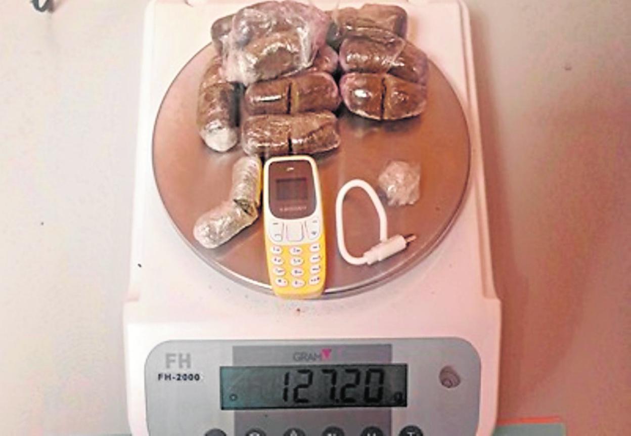 La droga y el teléfono móvil requisados al preso. 