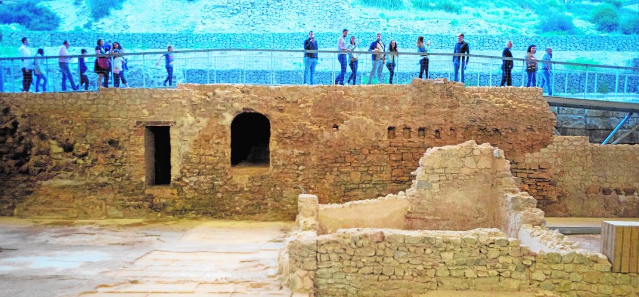Los visitantes observan el Foro Romano de Cartagena durante la celebración de la Noche de los Museos en una anterior edición. 