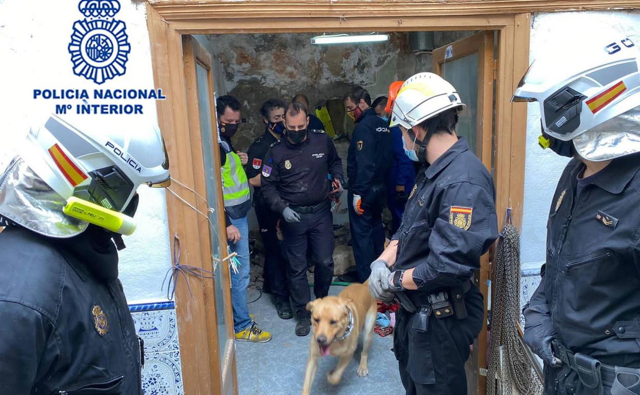 Agentes de la Policía Nacional durante un registro para esclarecer el crimen.