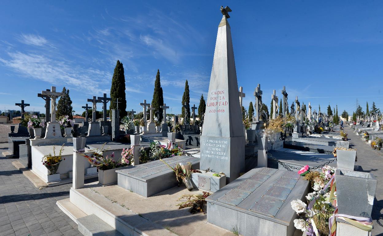 Espacio del cementerio de Espinardo, en Murcia, dedicado a los 'Caídos por la libertad', en una imagen tomada ayer. 