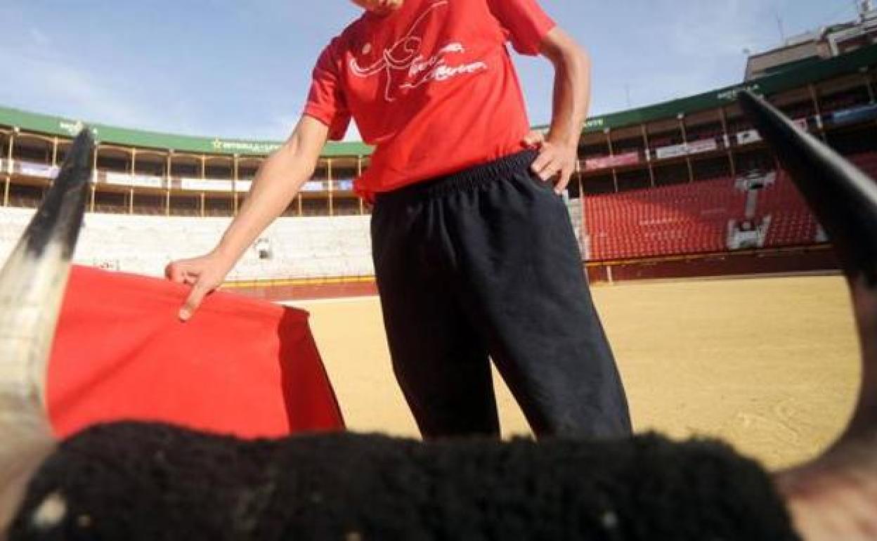 Un alumno de la escuela taurina, en una imagen de archivo. 