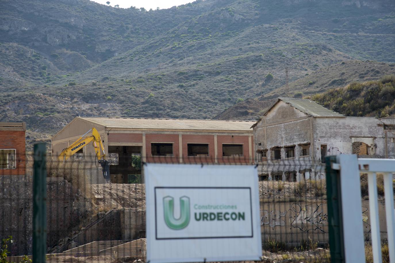 Fotos: Comienza el derribo de instalaciones en la antigua fundición de plomo de Peñarroya