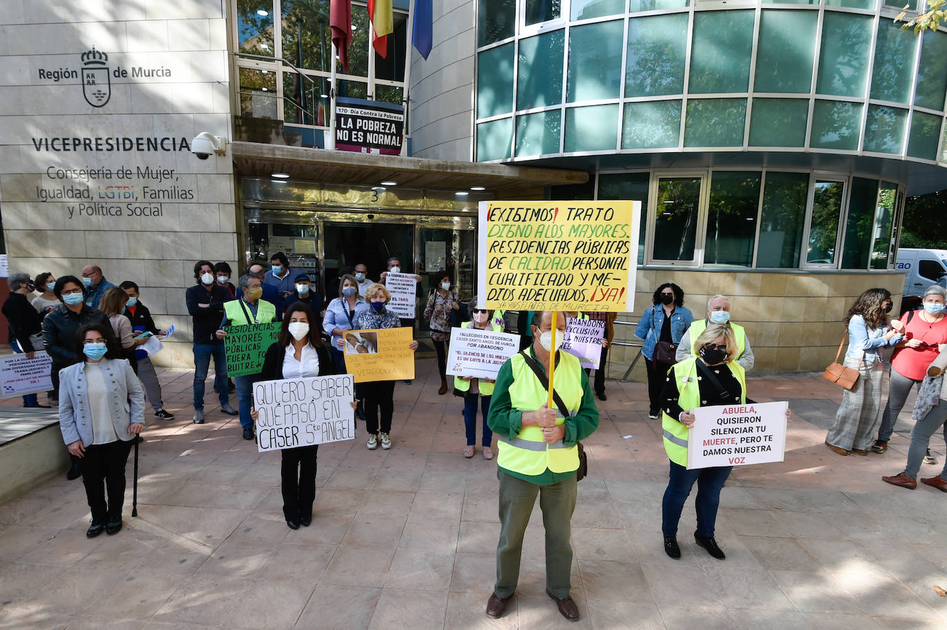 Fotos: Protesta por la Gestión de las Residencias frente a la Consejería de Política Social en Murcia