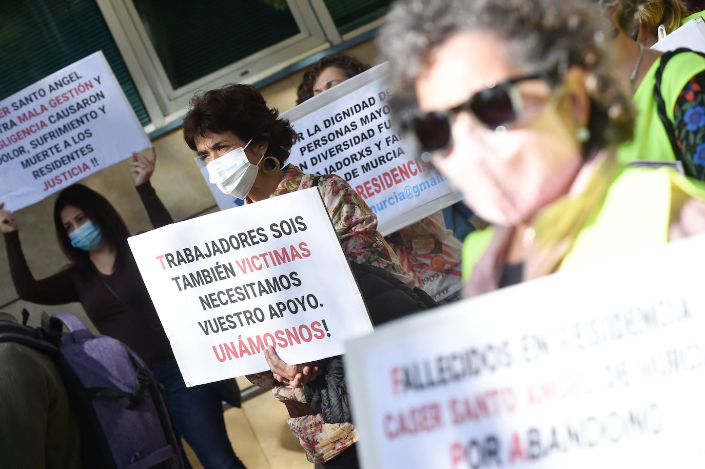 Fotos: Protesta por la Gestión de las Residencias frente a la Consejería de Política Social en Murcia