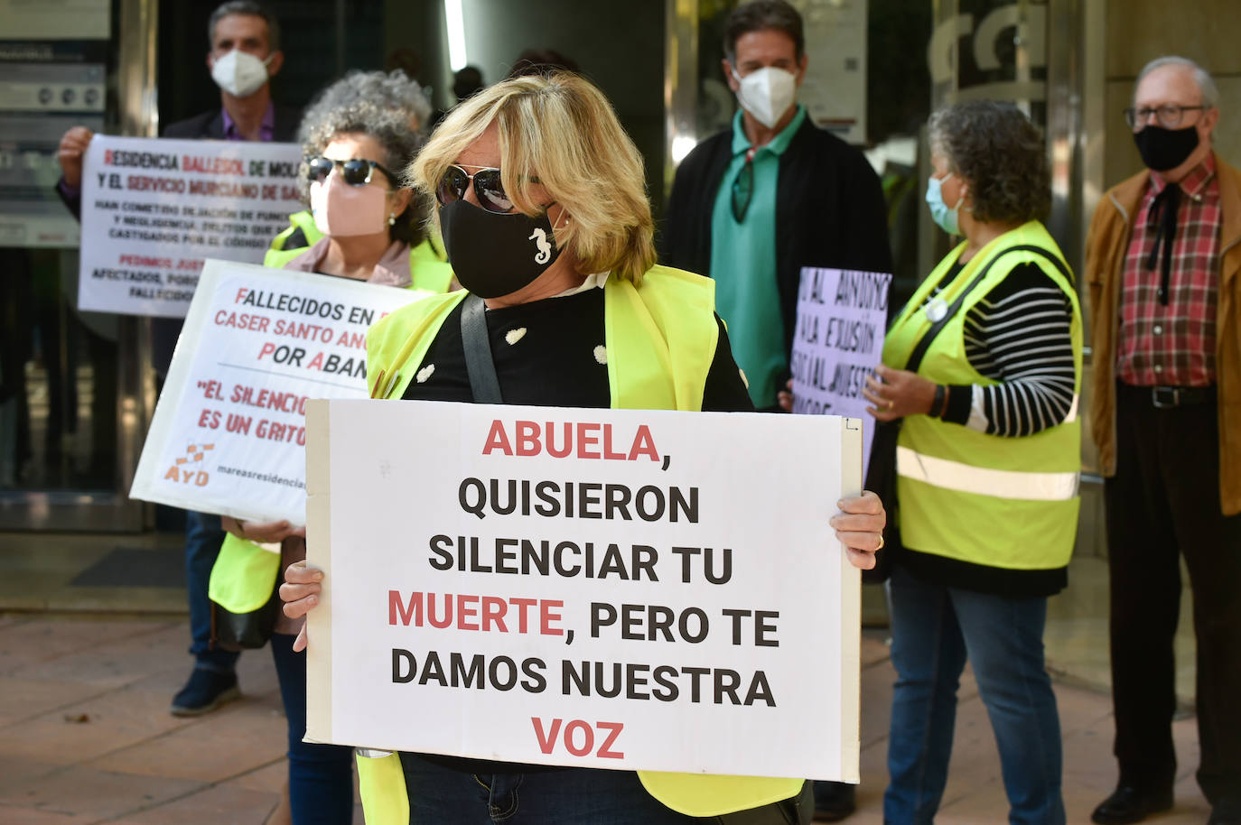Fotos: Protesta por la Gestión de las Residencias frente a la Consejería de Política Social en Murcia