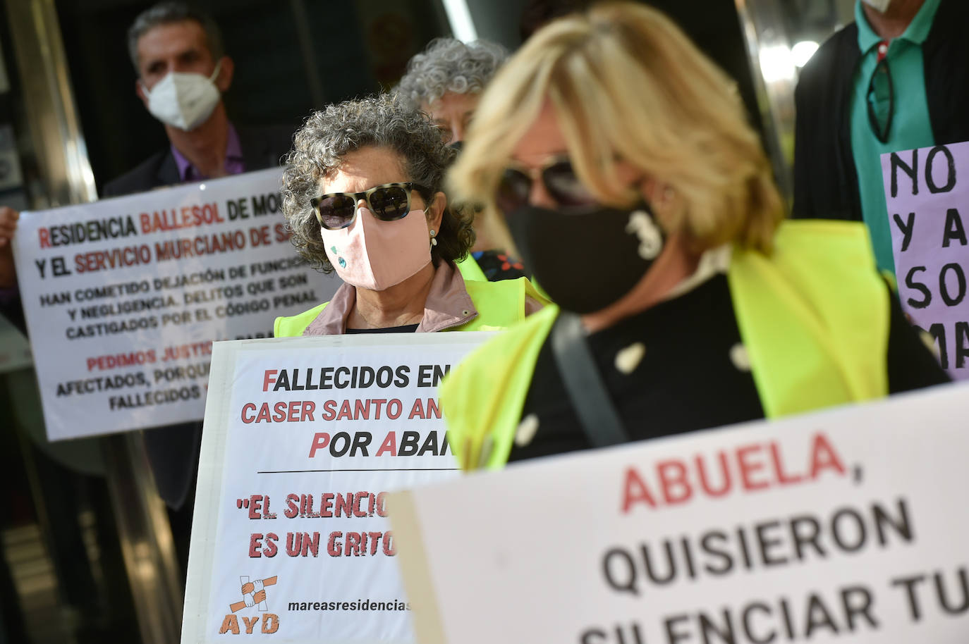 Fotos: Protesta por la Gestión de las Residencias frente a la Consejería de Política Social en Murcia