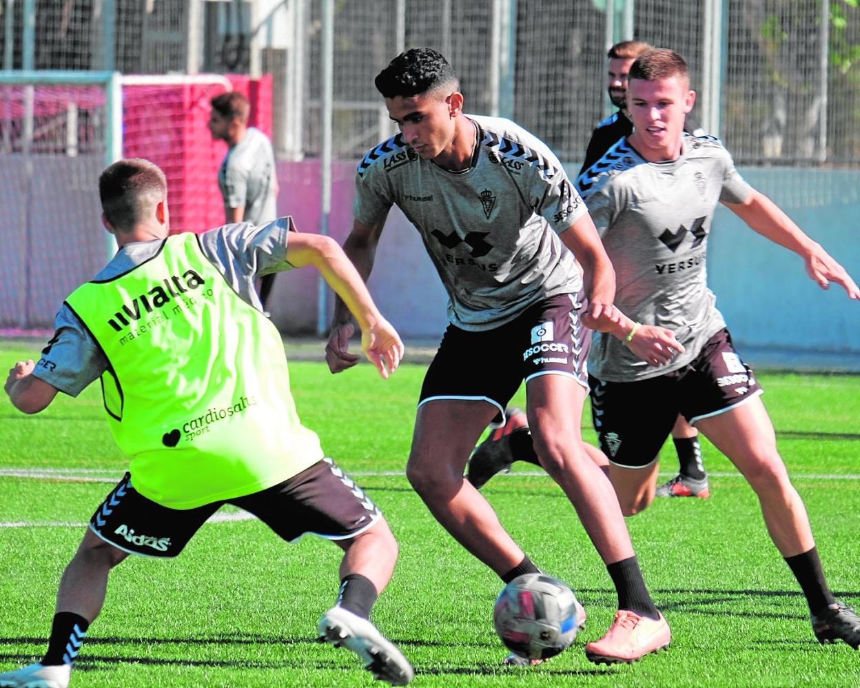 Youness, perseguido por Sandoval en un entrenamiento del Real Murcia en la Universidad de Murcia. 