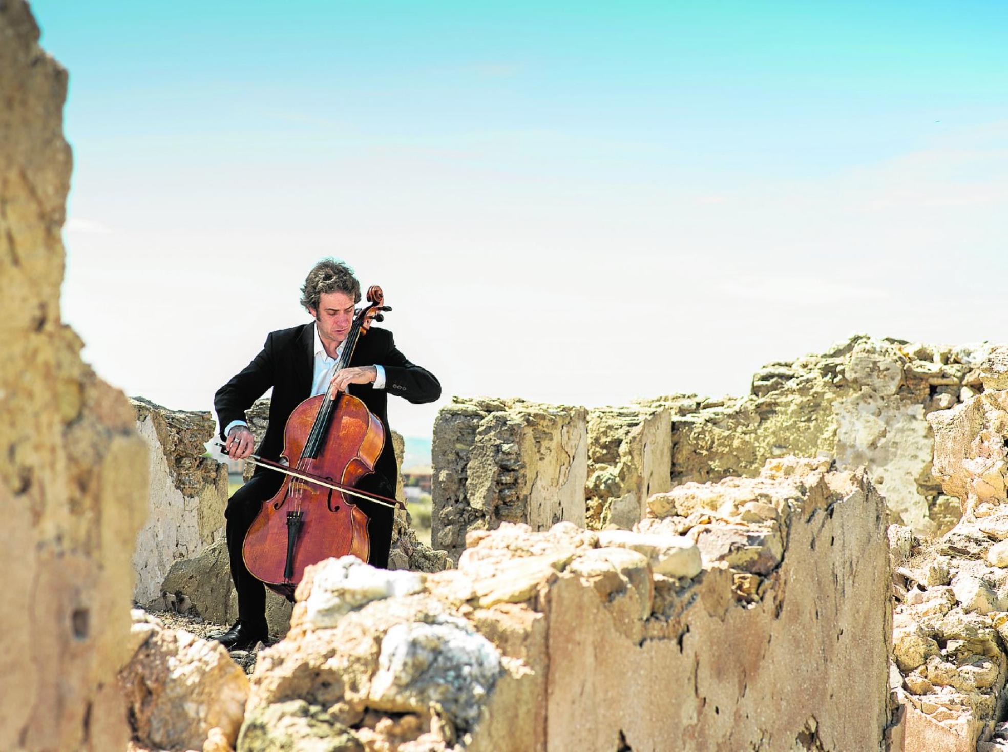 Juan Pedro Torres del Río acaricia su violonchelo. 