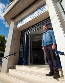 Imagen secundaria 2 - 1. Los obreros cordobeses comen juntos en la que será su residencia durante los próximos meses. | 2. Chelo Fernández dedica buena parte de su jornada a buscar viviendas para Amazon. | 3. Jeff Delava lleva tres años ayudando a compatriotas belgas a asentarse en el Campo de Murcia.
