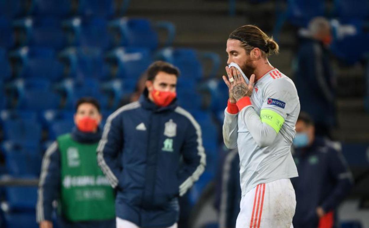 Sergio Ramos, capitán de España, se lamenta tras fallar dos penaltis frente a Suiza en Basilea. 