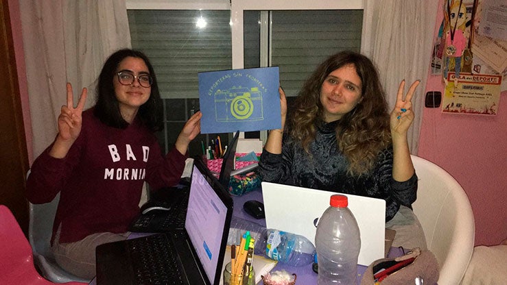 Componentes del equipo Reporteras sin Fronteras del IES Cañada de las Eras de Molina de Segura realizan una entrevista.