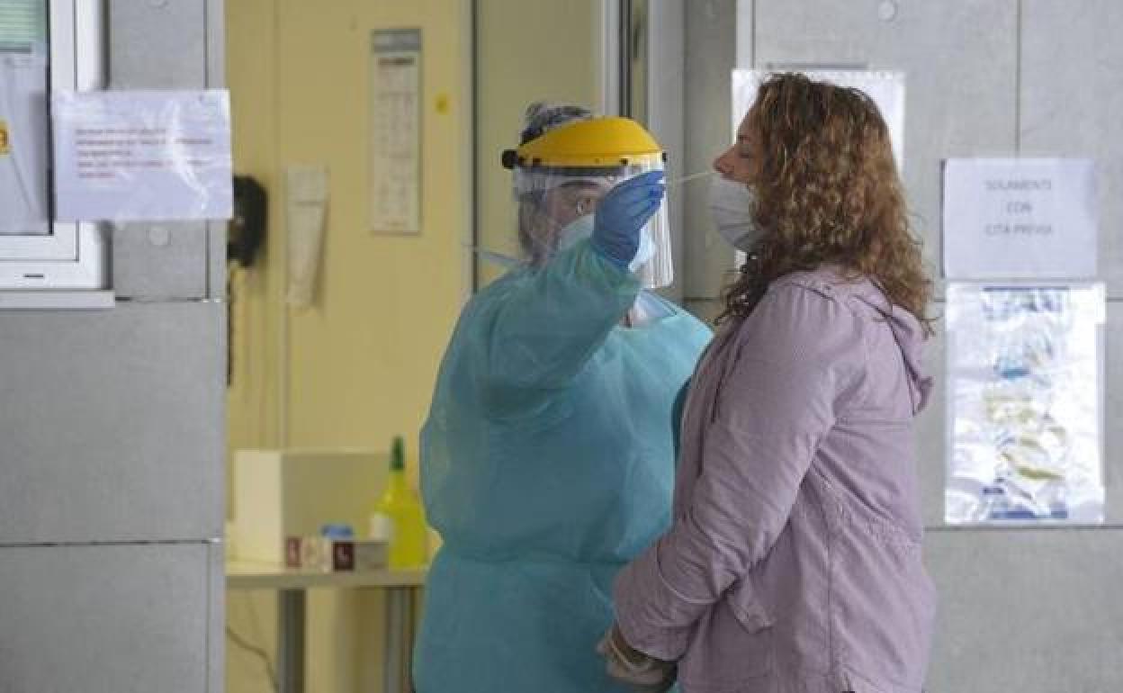 Imagen de archivo de una prueba de coronavirus en un hospital de Murcia. 