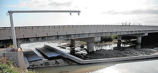 La desembocadura de la rambla del Albujón, vertiendo en el Mar Menor, ayer por la mañana. 