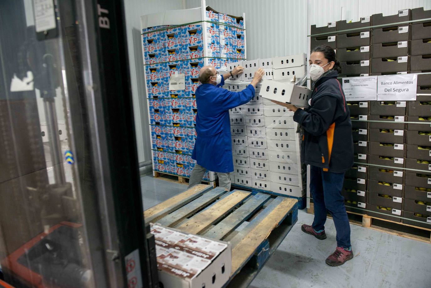 Fotos: Donación de la Junta de Vecinos de Vistabella-Abenarabi al Banco de Alimentos del Segura