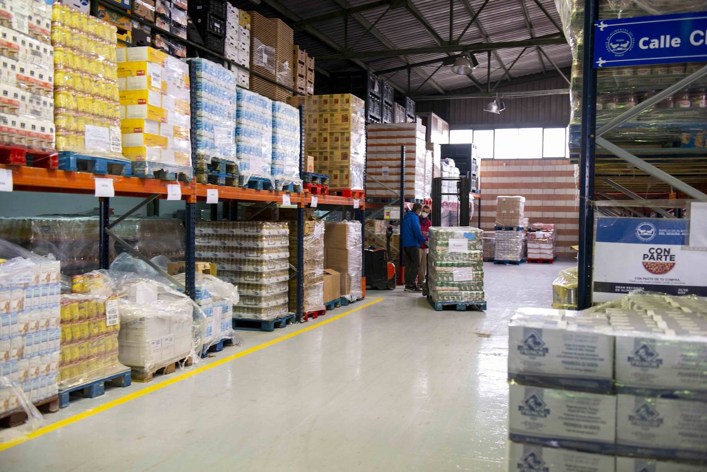 Fotos: Donación de la Junta de Vecinos de Vistabella-Abenarabi al Banco de Alimentos del Segura